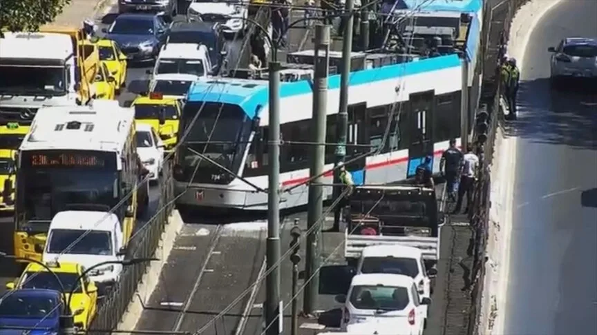 Beyoğlu'nda T1 tramvay hattında raydan çıkma nedeniyle seferler aksadı