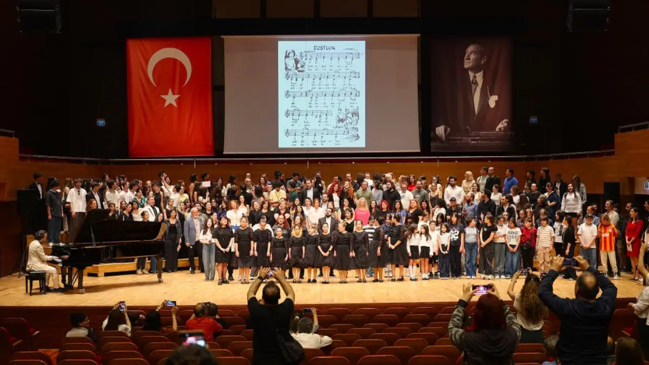 Binlerce koro sanatçısı büyük finalle ödüllerini aldı
