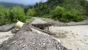 Kastamonu’da sağanak sonrası yürüyüş köprüsü çöktü