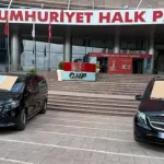 CHP Genel Merkezi önünde tepki çeken görüntü: Kılıçdaroğlu yönetimi, 2 makam aracını 'satılım haram araç' ilanıyla sergiledi