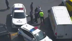 Beşiktaş'ta minibüs polis memuruna çarptı: Hayati tehlikesi var