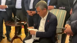 Özgür Özel, kendisine ulaştırılan tebligatı yırttı: 'Bunun için yıktılar baba ocağını'