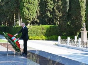 Azerbaycan’da Haydar Aliyev için anma töreni! Binlerce kişi Fahri Hiyaban’a akın etti