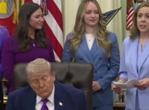 Beyaz Saray'daki görüntü gündem oldu! Trump, kameralar önünde uyuyakaldı
