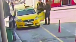 Film sahnesini aratmadı: Aracını çalan kişinin peşinden koştu, yakaladı