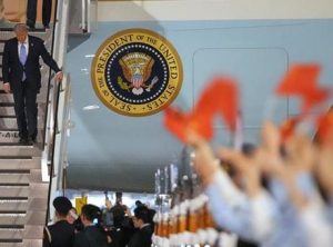 ABD Başkanı Trump 8.5 yıl sonra Çin'de! Uçağı iniş yaptı