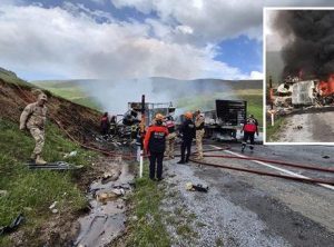 Bitlis'te feci kaza! İki tır kafa kafaya çarpışıp alev topuna döndü: 2 can kaybı var