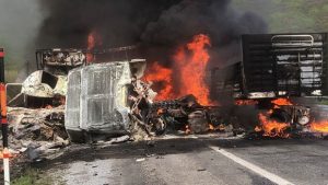 Tırlar kafa kafaya çarpıştı: Feci kazada 2 can kaybı