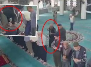 Namazda kalp krizi geçirdi, imdadına imam yetişti! Dehşet anları kamerada