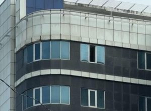 Bıçaklanıp hastaneye kaldırıldı! Saatler sonra 10’uncu kattan düşerek öldü