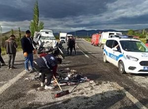 Kayseri’de hafif ticari araç ile otomobil çarpıştı! 1 ölü, 2 yaralı