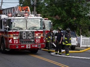 New York'ta tersane yangınına müdahalede patlama! Yaralılar var