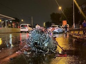 Bursa'da feci kaza: Otomobilin motoru metrelerce uzağa savruldu; 1'i ağır 2 yaralı