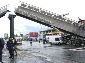 Ankara'da feci kaza! Kamyon üst geçide çarptı: Yaralılar var