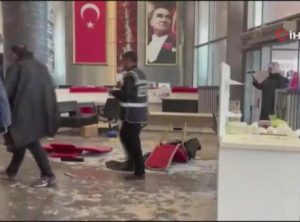 SON DAKİKA CHP HABERLERİ: CHP Genel Merkezi’nde deterjanlı barikat! Polis kapıyı kırıp içeri girdi