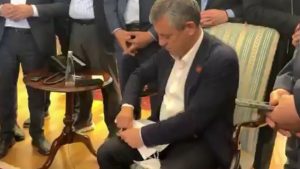 Özgür Özel'den Kılıçdaroğlu'na mesaj! Kendisine ulaştırılan tebligatı böyle yırttı