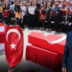 Şehit cenazesinde yürek yakan ölüm! Türk bayrağını üstüne sarıp konuştu, dakikalar sonra yere yığıldı