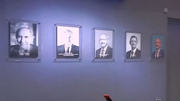 Kemal Kılıçdaroğlu’nun resmi yeniden CHP’de
