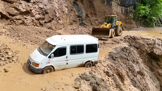 Trabzon'da korku dolu anlar! Minibüsteki 3 kişi son anda kurtuldu… 'Uçurumdan atıyordu bizi neredeyse'