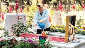 Şehitlikte buruk bayram
