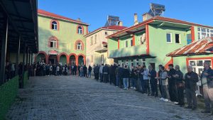 Metrelerce kuyruk oluştu: Camiden çıkanlar sıraya girdi | Nesillerdir aktarılan Kurban Bayramı geleneği: Köy meydanında yüzlerce kişi zincir oluşturdu