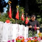 Şehit aileleri Kurban Bayramı'nın ilk günü Edirnekapı Şehitliği'ni ziyaret etti