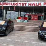 CHP Genel Merkezi önünde Özgür Özel’in makam araçları satışa çıkarıldı! Plaka ve üzerlerini yazı dikkat çekti