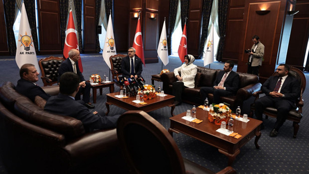AK Parti ve CHP üç bayram sonra bayramlaştı