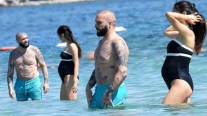 Ünlü çift Çeşmede... Bebek göründü!