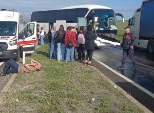 Tur otobüsü kayganlaşan yolda karşı şeride geçti: 16 yaralı