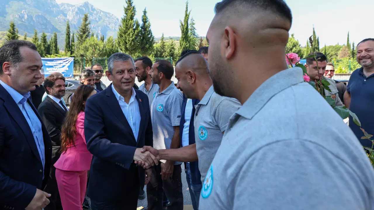 Özgür Özel, Manisa’da mezarlık ve şehitlik ziyaretlerinde bulundu