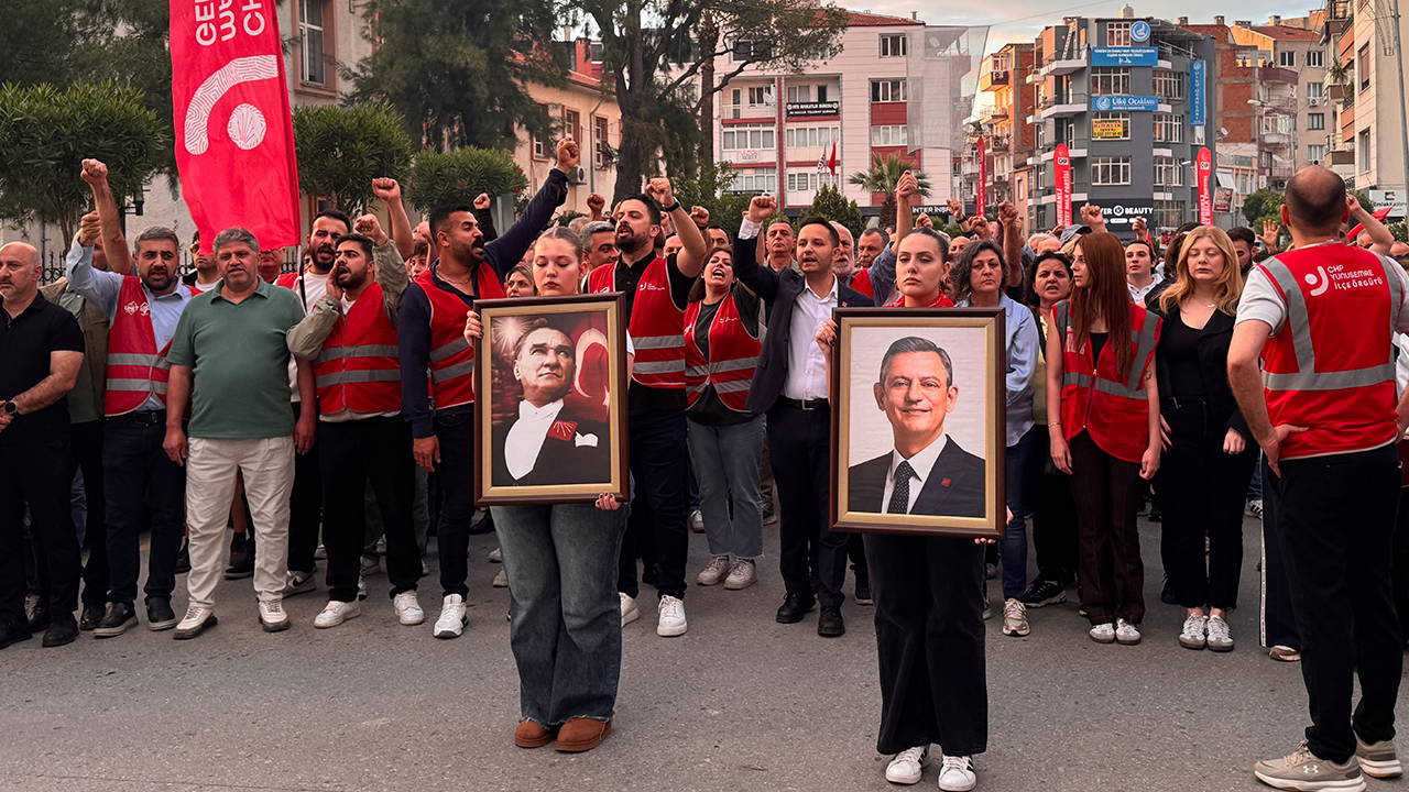 CHP Genel Merkezi'nin polis zoruyla tahliyesi, Özgür Özel'in memleketi Manisa'da protesto edildi