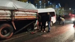Kocaeli'de işçi servisi ile tır çarpıştı! Çok sayıda yaralı var...