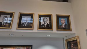 Kemal Kılıçdaroğlu'nun fotoğrafı, CHP Genel Merkezi'ne asıldı