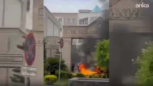 Osmaniye Belediyesi önünde motosikletini yaktı