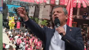 Manisa'da 'mutlak butlan' protestosu: CHP lideri Özgür Özel, memleketinde hemşehrileriyle buluştu