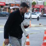 Acemi kasaplar iş başında. "13 dakikada kurban keserim" dedi, kendini kesti