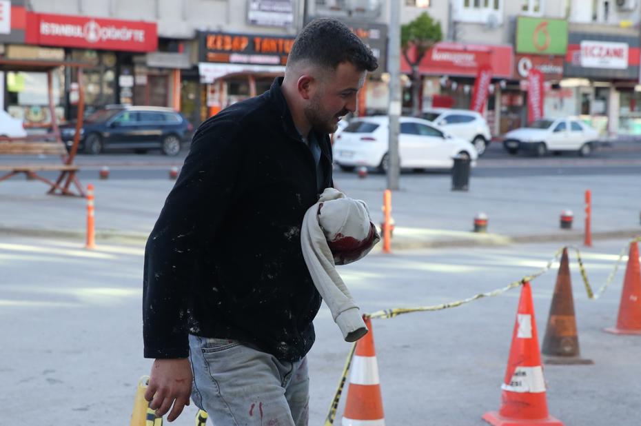Acemi kasaplar iş başında. "13 dakikada kurban keserim" dedi, kendini kesti