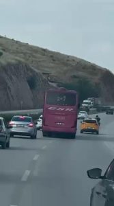 Kornaya basarak otomobilleri sollayan yolcu otobüsü, manevralarıyla korkuttu
