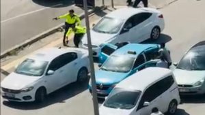 Kız arkadaşı ile taksi sürücüsünü rehin alan saldırganlar yakalandı