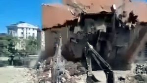 Yıkım sırasında sarsıntı ve toz bulutu oluştu; mahalleli deprem sandı