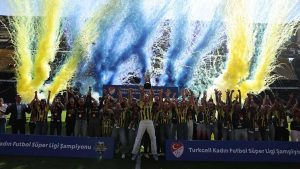 Fenerbahçe Kadın Futbol Takımı, şampiyonluk kupasını kaldırdı