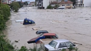 Sağanak ve dolu alarmı! Cadde ve sokaklar göle döndü