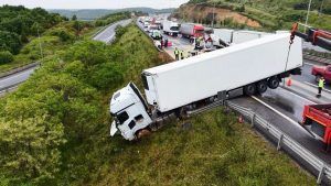 Kuzey Marmara'da otomobilin çarptığı tır bariyerleri aşıp yoldan çıktı