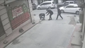 Beyoğlu’nda kaldırımda yürürken başına cam düştü: 7 dikiş atıldı