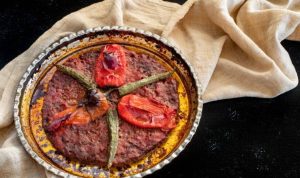 Antakya sokaklarından sofralara: Zırh kıymasıyla yapılmış gibi gerçek Tepsi Kebabı tarifi...