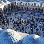 Tarihi camide bayram manzarası