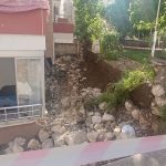 Büyük gürültüyle çöken duvar paniğe neden oldu