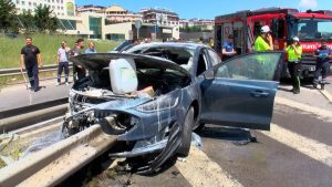 Bariyere çarpan otomobilin sürücüsü yaralandı