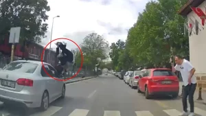O anlar kamerada... Başkent'te feci olay:  Yaya geçidinde 2 kişiye otomobil çarptı
